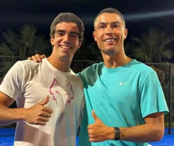 Ronaldo vượt qua quả bóng qu